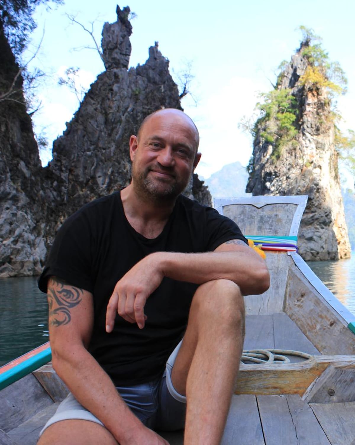 Tim van Dongen in een longtailboot tussen de rotsen van Khao Sok, Thailand